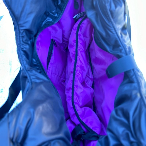 Champion puffer Tote  black with Purplr lining, Zip and snap closure - Picture 6 of 7